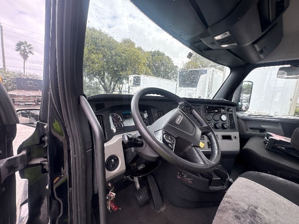 Day Cab Tractor-Heavy Duty Tractors-Freightliner-2019-T12642ST-Medley-FL-172,196\n\t\tmiles-$ 48,500 - Image 10