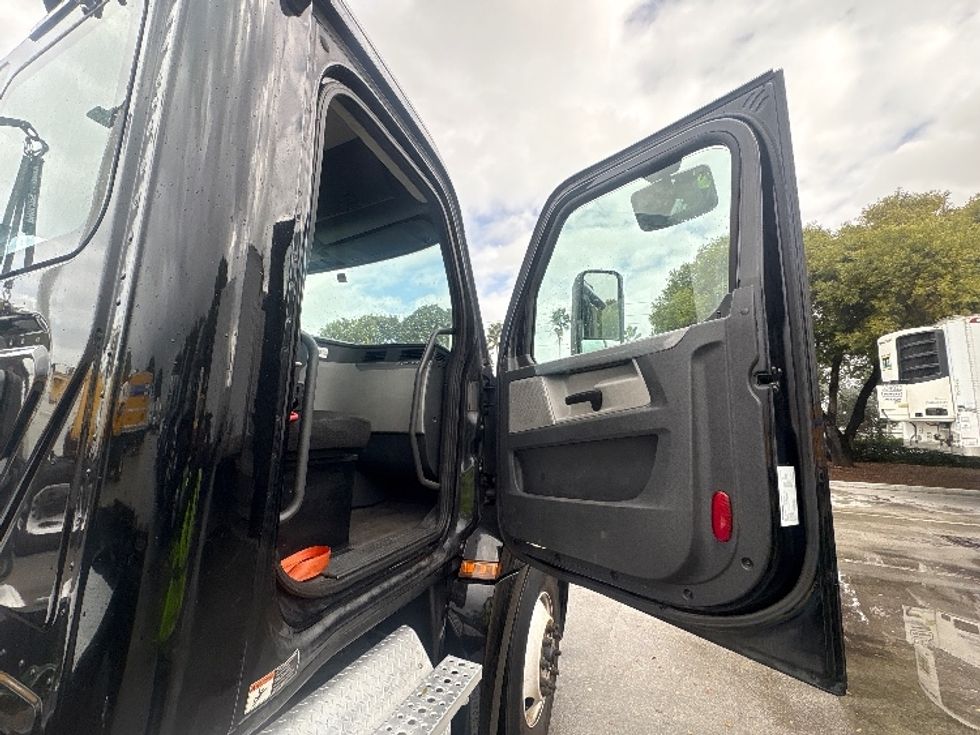 Day Cab Tractor-Heavy Duty Tractors-Freightliner-2019-T12642ST-Medley-FL-172,196\n\t\tmiles-$ 48,500 - Image 12