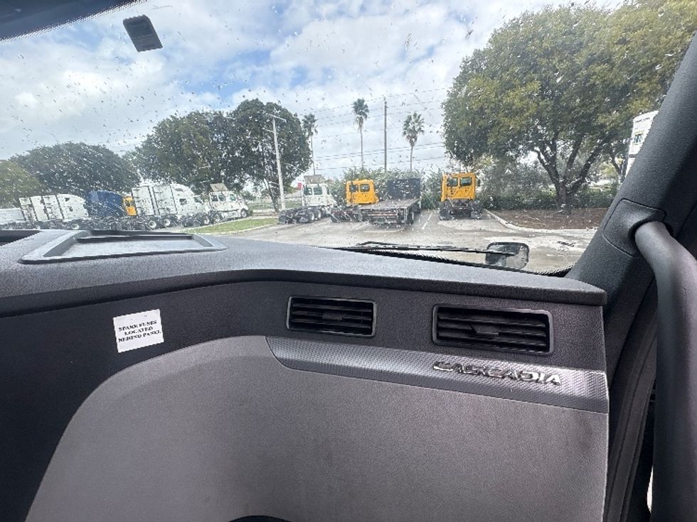 Day Cab Tractor-Heavy Duty Tractors-Freightliner-2019-T12642ST-Medley-FL-172,196\n\t\tmiles-$ 48,500 - Image 13