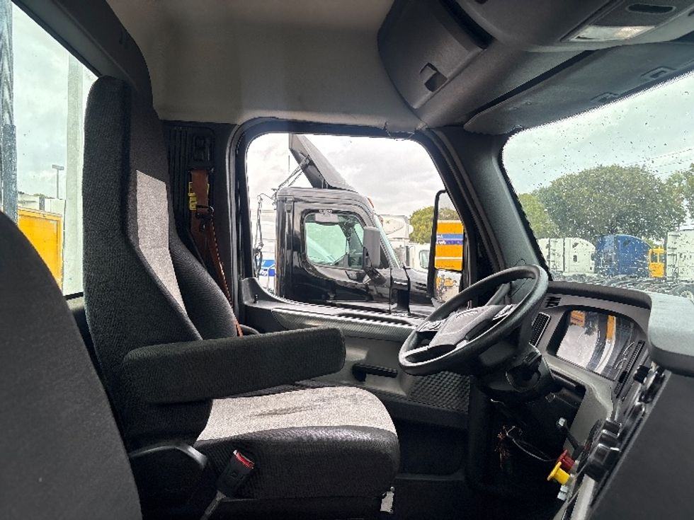 Day Cab Tractor-Heavy Duty Tractors-Freightliner-2019-T12642ST-Medley-FL-172,196\n\t\tmiles-$ 48,500 - Image 14