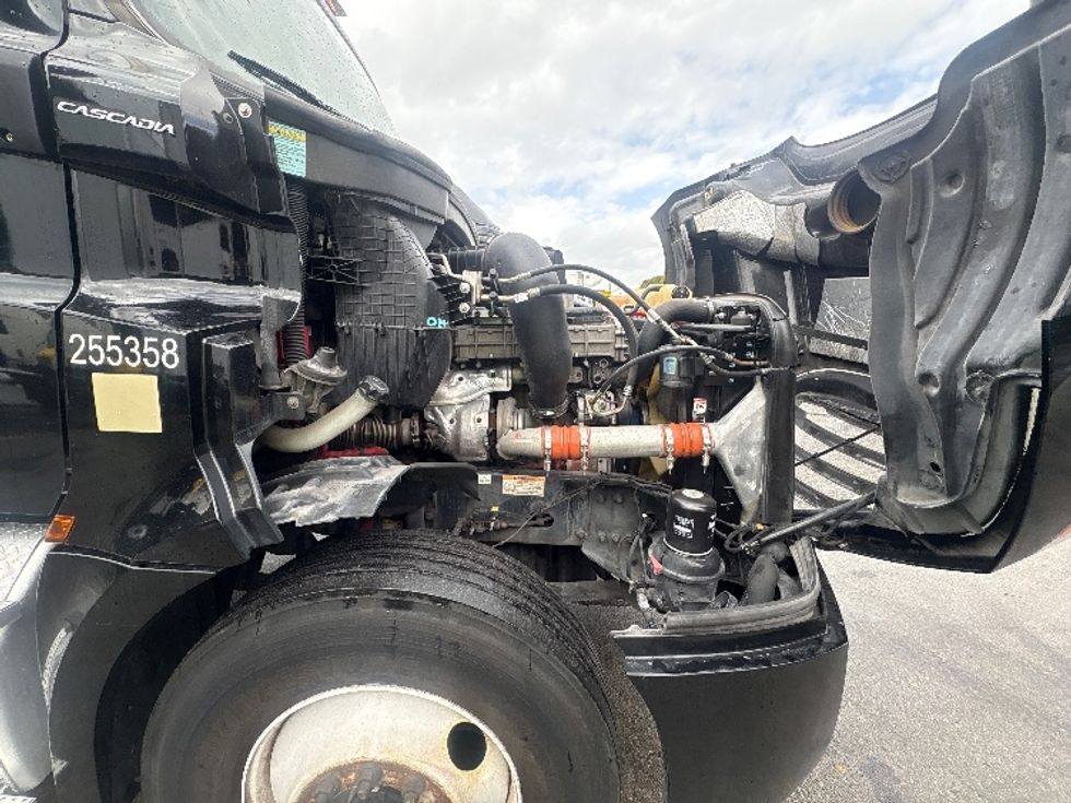 Day Cab Tractor-Heavy Duty Tractors-Freightliner-2019-T12642ST-Medley-FL-172,196\n\t\tmiles-$ 48,500 - Image 15