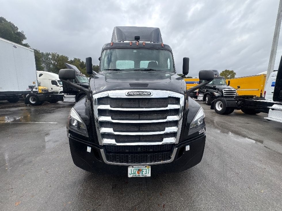 Day Cab Tractor-Heavy Duty Tractors-Freightliner-2019-T12642ST-Medley-FL-172,196\n\t\tmiles-$ 48,500 - Image 2