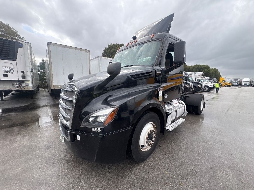 Day Cab Tractor-Heavy Duty Tractors-Freightliner-2019-T12642ST-Medley-FL-172,196\n\t\tmiles-$ 48,500 - Image 3
