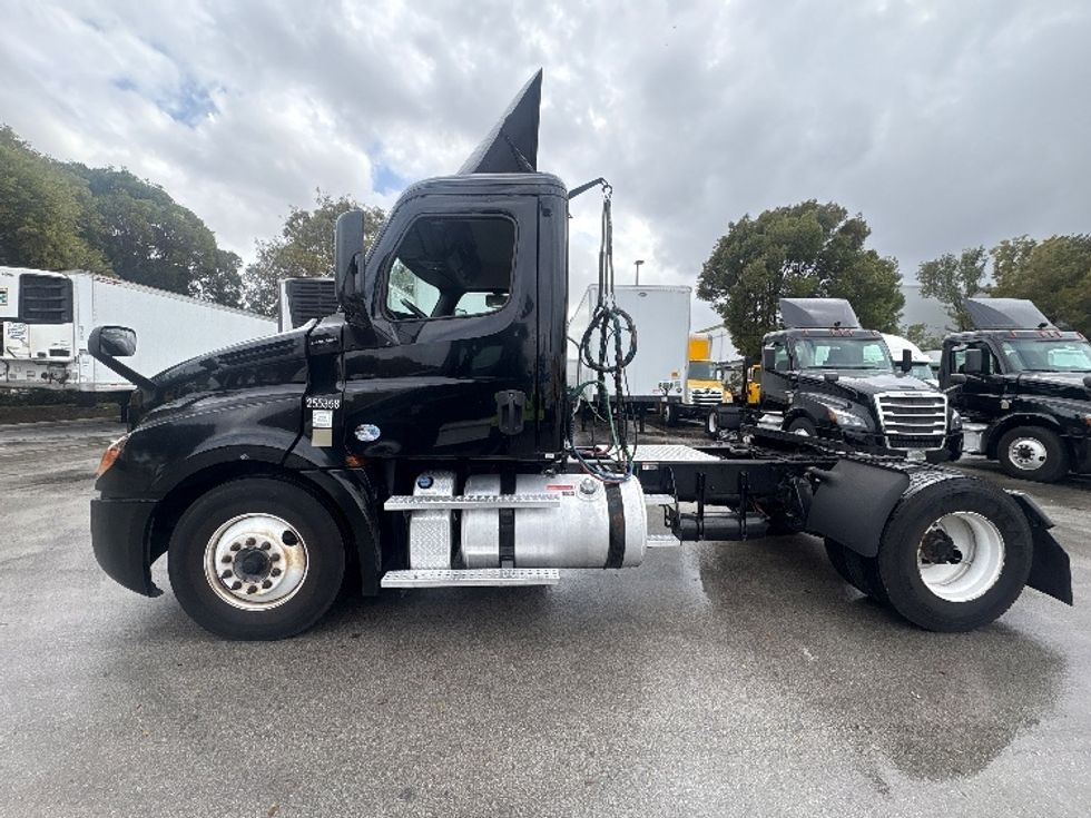 Day Cab Tractor-Heavy Duty Tractors-Freightliner-2019-T12642ST-Medley-FL-172,196\n\t\tmiles-$ 48,500 - Image 4