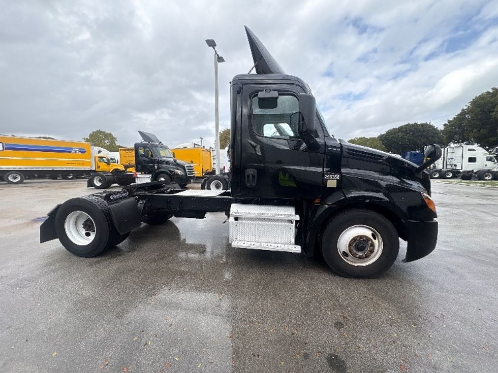 Day Cab Tractor-Heavy Duty Tractors-Freightliner-2019-T12642ST-Medley-FL-172,196\n\t\tmiles-$ 48,500 - Image 8
