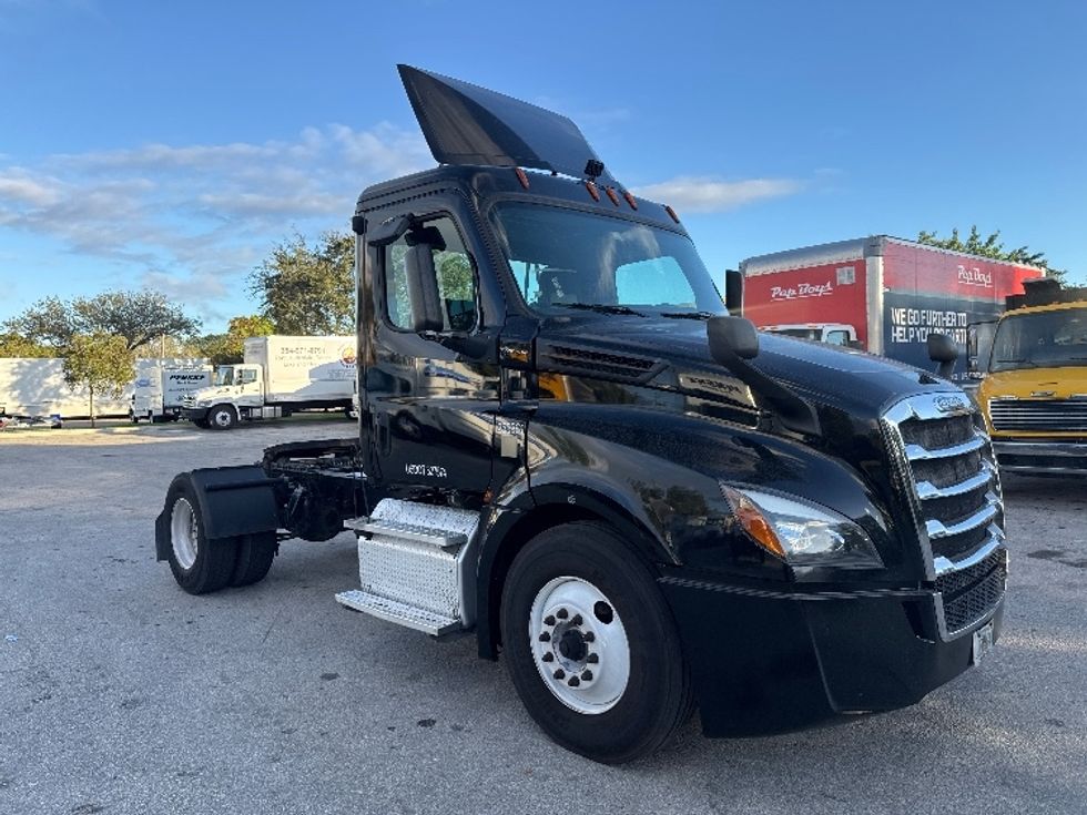 Day Cab Tractor-Heavy Duty Tractors-Freightliner-2019-T12642ST-Medley-FL-178,874\n\t\tmiles-$ 43,750 - Image 1