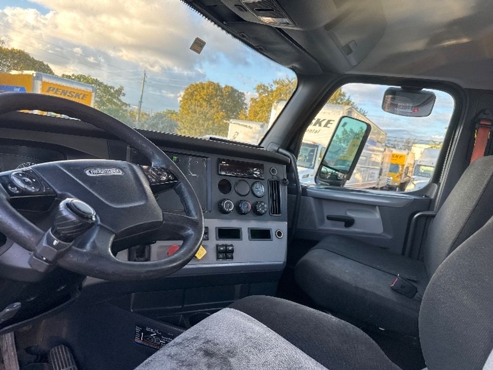 Day Cab Tractor-Heavy Duty Tractors-Freightliner-2019-T12642ST-Medley-FL-178,874\n\t\tmiles-$ 43,750 - Image 10