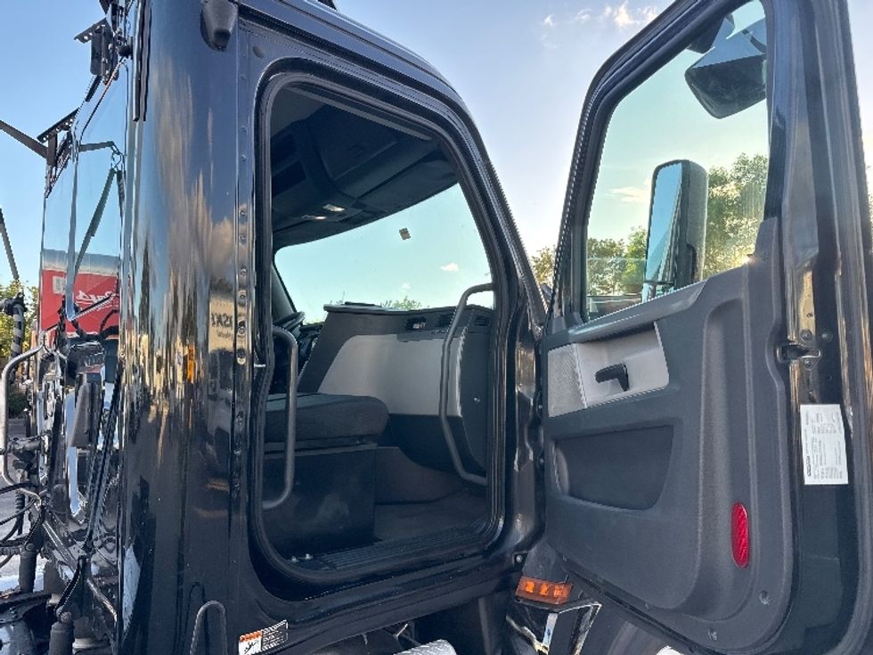 Day Cab Tractor-Heavy Duty Tractors-Freightliner-2019-T12642ST-Medley-FL-178,874\n\t\tmiles-$ 43,750 - Image 12