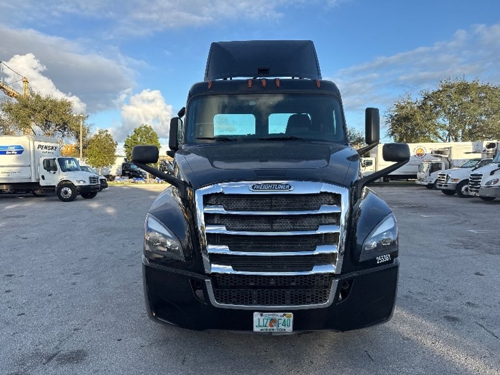 Day Cab Tractor-Heavy Duty Tractors-Freightliner-2019-T12642ST-Medley-FL-178,874\n\t\tmiles-$ 43,750 - Image 2