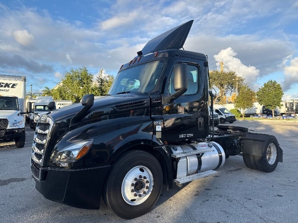 Day Cab Tractor-Heavy Duty Tractors-Freightliner-2019-T12642ST-Medley-FL-178,874\n\t\tmiles-$ 43,750 - Image 3