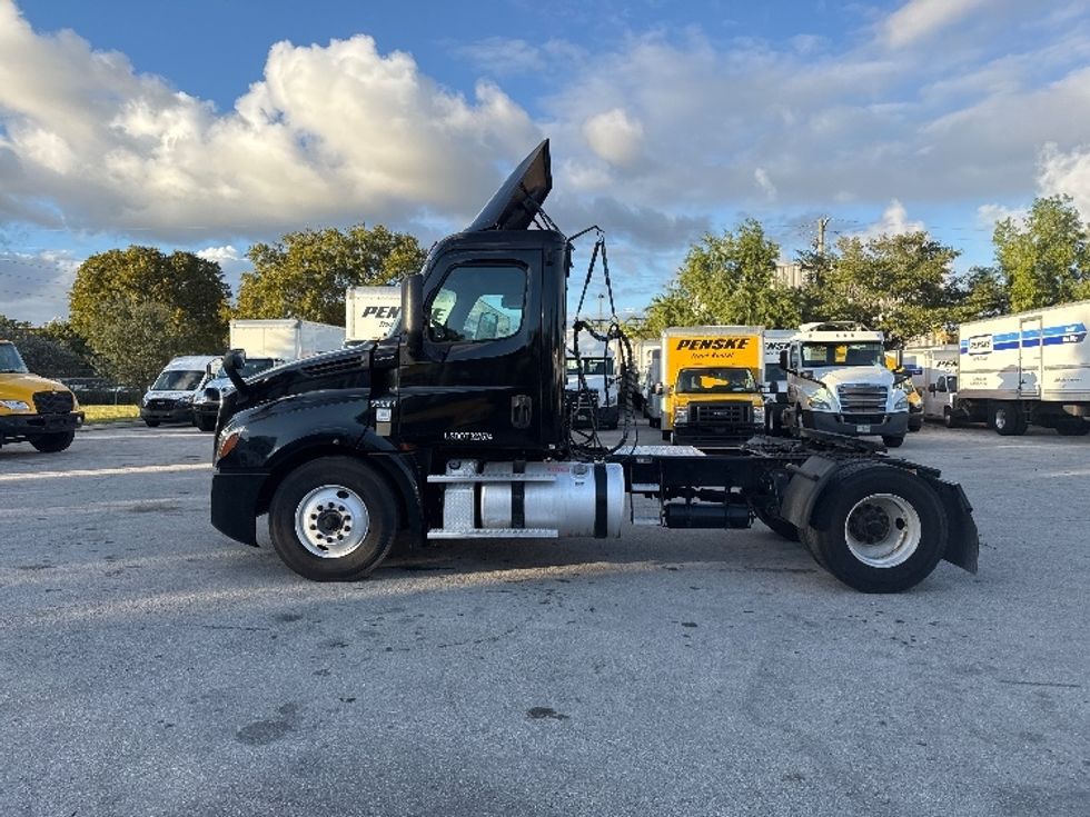 Day Cab Tractor-Heavy Duty Tractors-Freightliner-2019-T12642ST-Medley-FL-178,874\n\t\tmiles-$ 43,750 - Image 4