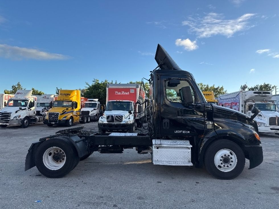 Day Cab Tractor-Heavy Duty Tractors-Freightliner-2019-T12642ST-Medley-FL-178,874\n\t\tmiles-$ 43,750 - Image 8