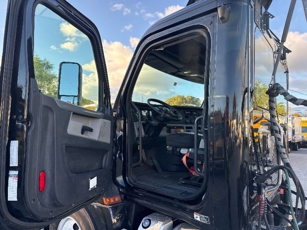 Day Cab Tractor-Heavy Duty Tractors-Freightliner-2019-T12642ST-Medley-FL-178,874\n\t\tmiles-$ 43,750 - Image 9