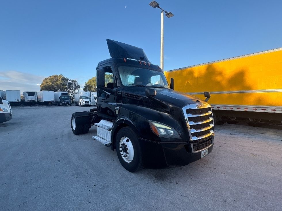 Day Cab Tractor-Heavy Duty Tractors-Freightliner-2019-T12642ST-Medley-FL-203,068\n\t\tmiles-$ 42,750 - Image 1