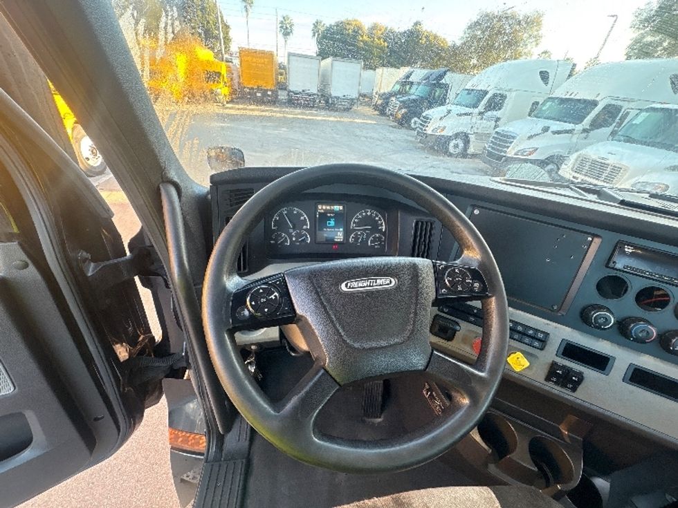 Day Cab Tractor-Heavy Duty Tractors-Freightliner-2019-T12642ST-Medley-FL-203,068\n\t\tmiles-$ 42,750 - Image 11