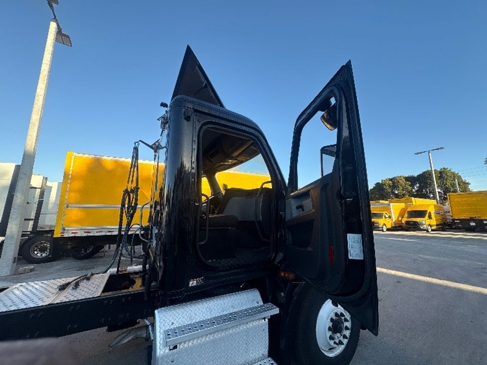 Day Cab Tractor-Heavy Duty Tractors-Freightliner-2019-T12642ST-Medley-FL-203,068\n\t\tmiles-$ 42,750 - Image 12