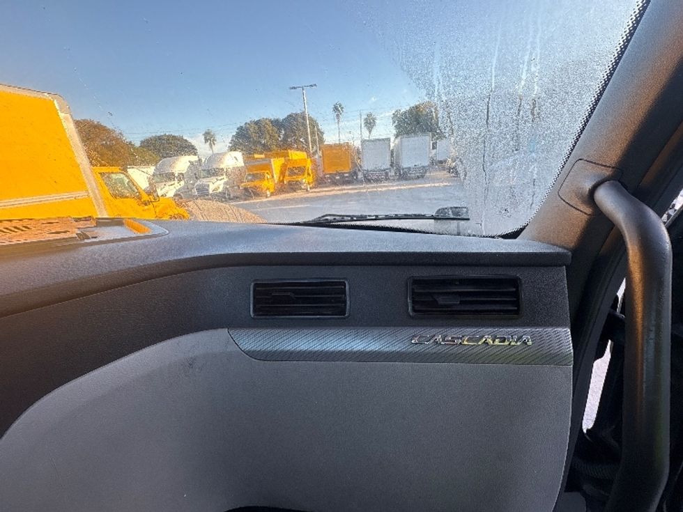 Day Cab Tractor-Heavy Duty Tractors-Freightliner-2019-T12642ST-Medley-FL-203,068\n\t\tmiles-$ 42,750 - Image 13