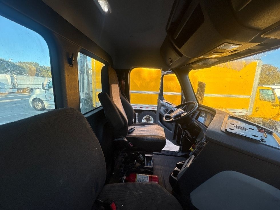 Day Cab Tractor-Heavy Duty Tractors-Freightliner-2019-T12642ST-Medley-FL-203,068\n\t\tmiles-$ 42,750 - Image 14