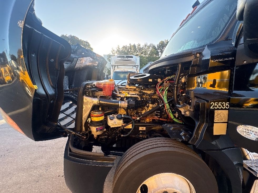 Day Cab Tractor-Heavy Duty Tractors-Freightliner-2019-T12642ST-Medley-FL-203,068\n\t\tmiles-$ 42,750 - Image 16