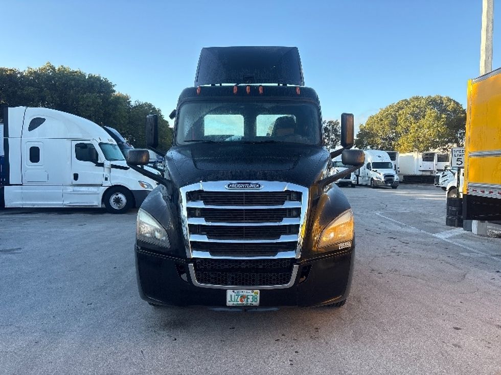 Day Cab Tractor-Heavy Duty Tractors-Freightliner-2019-T12642ST-Medley-FL-203,068\n\t\tmiles-$ 42,750 - Image 2