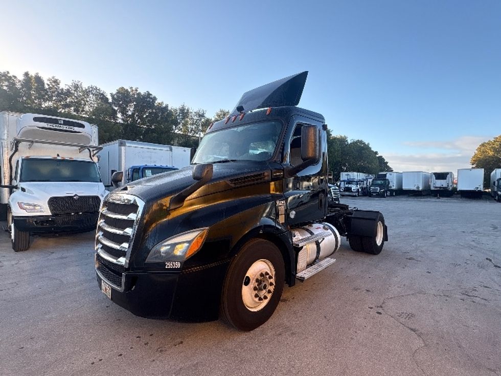 Day Cab Tractor-Heavy Duty Tractors-Freightliner-2019-T12642ST-Medley-FL-203,068\n\t\tmiles-$ 42,750 - Image 3