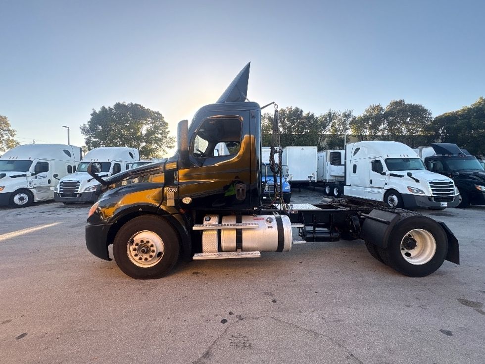 Day Cab Tractor-Heavy Duty Tractors-Freightliner-2019-T12642ST-Medley-FL-203,068\n\t\tmiles-$ 42,750 - Image 4