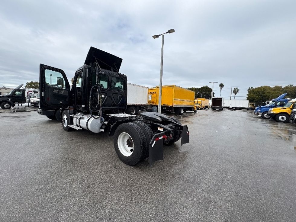 Day Cab Tractor-Heavy Duty Tractors-Freightliner-2019-T12642ST-Medley-FL-203,068\n\t\tmiles-$ 42,750 - Image 5