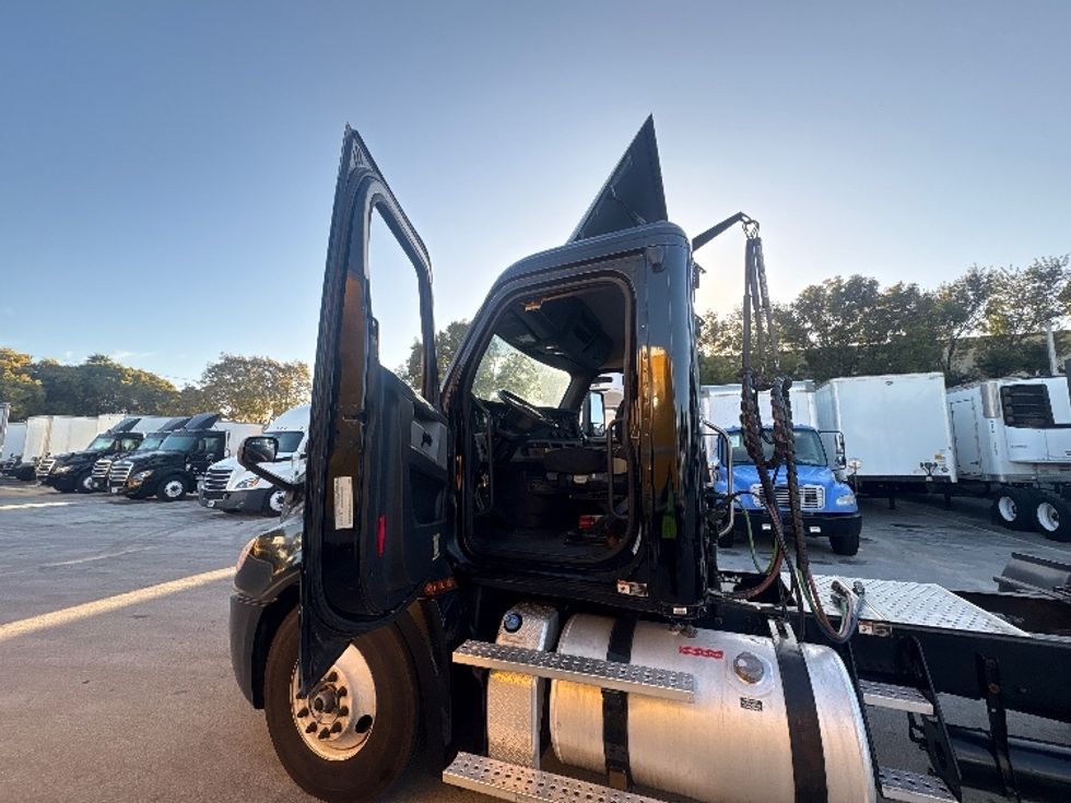 Day Cab Tractor-Heavy Duty Tractors-Freightliner-2019-T12642ST-Medley-FL-203,068\n\t\tmiles-$ 42,750 - Image 9