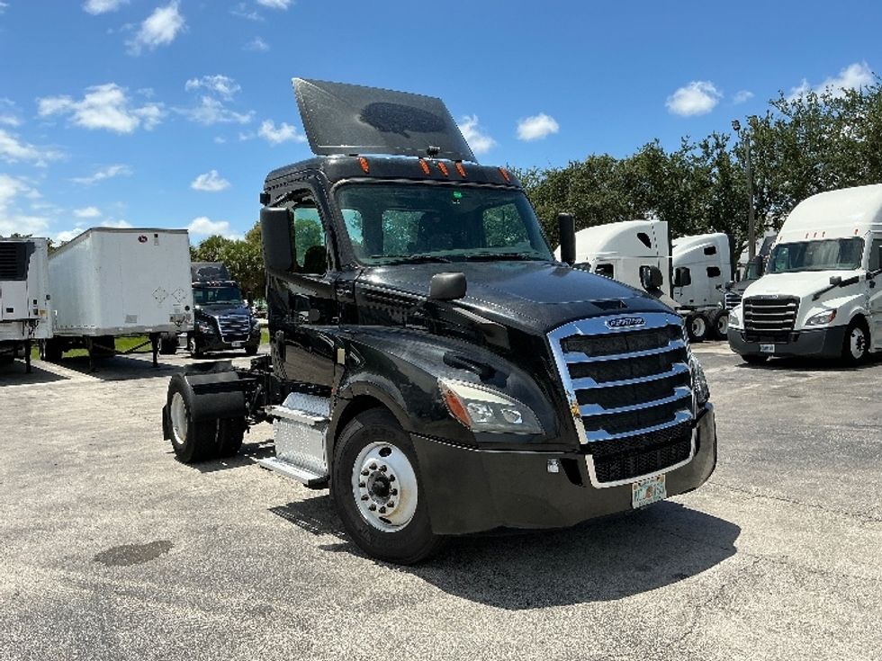 Day Cab Tractor-Heavy Duty Tractors-Freightliner-2019-T12642ST-Medley-FL-203,836\n\t\tmiles-$ 41,500 - Image 1