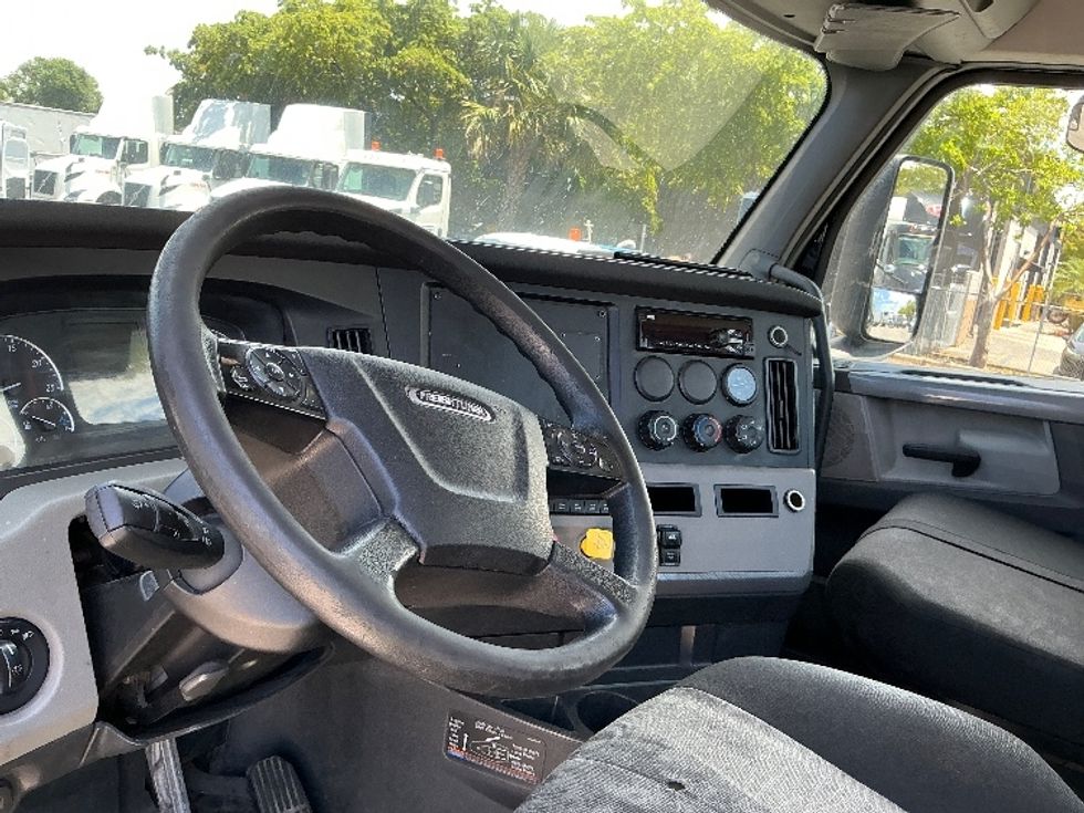 Day Cab Tractor-Heavy Duty Tractors-Freightliner-2019-T12642ST-Medley-FL-203,836\n\t\tmiles-$ 41,500 - Image 11