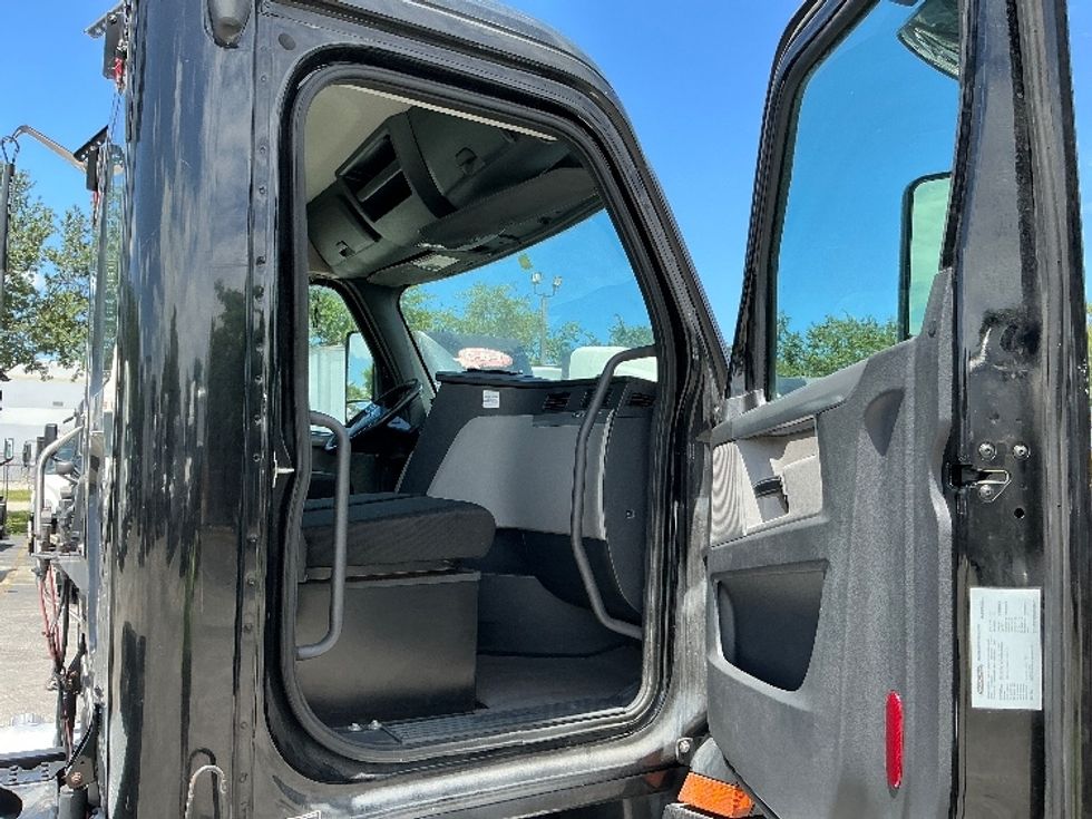 Day Cab Tractor-Heavy Duty Tractors-Freightliner-2019-T12642ST-Medley-FL-203,836\n\t\tmiles-$ 41,500 - Image 12