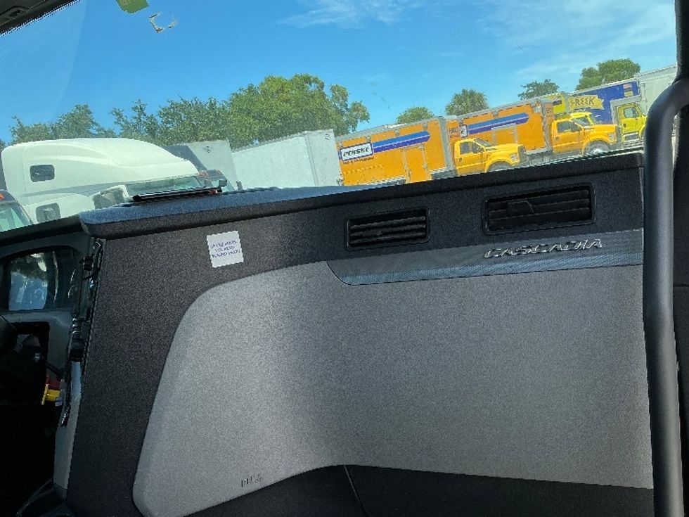 Day Cab Tractor-Heavy Duty Tractors-Freightliner-2019-T12642ST-Medley-FL-203,836\n\t\tmiles-$ 41,500 - Image 13
