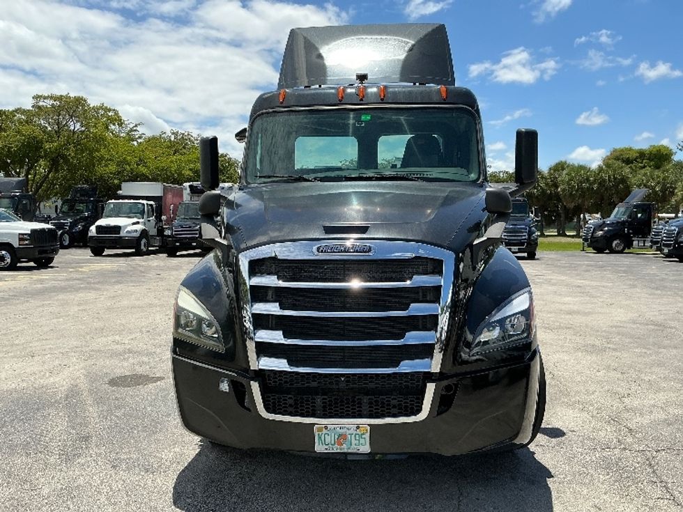 Day Cab Tractor-Heavy Duty Tractors-Freightliner-2019-T12642ST-Medley-FL-203,836\n\t\tmiles-$ 41,500 - Image 2