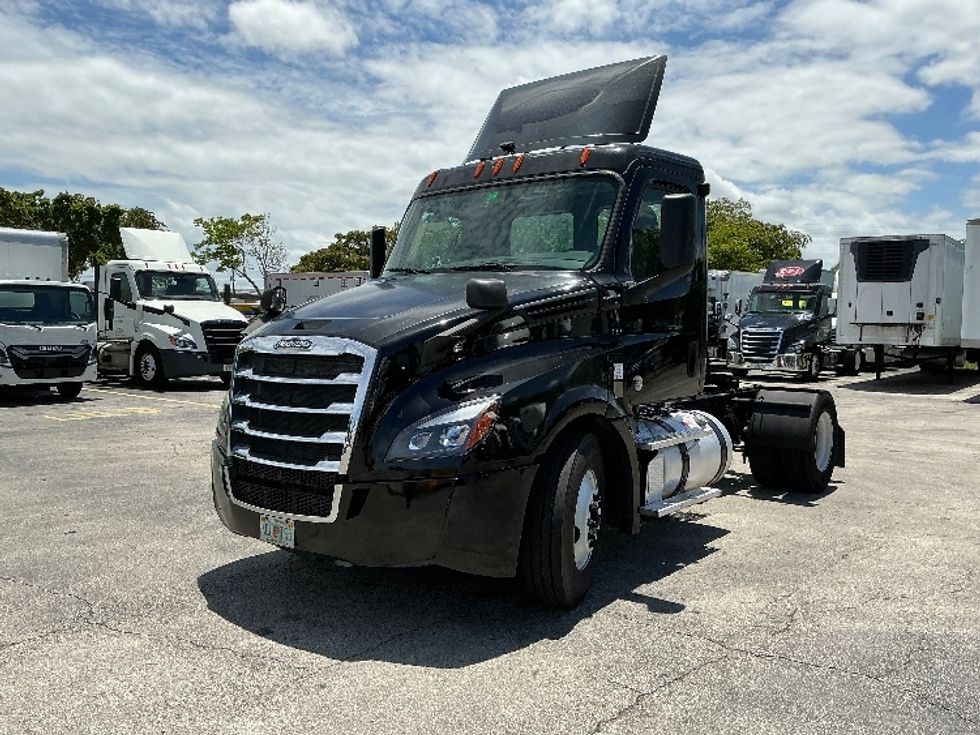 Day Cab Tractor-Heavy Duty Tractors-Freightliner-2019-T12642ST-Medley-FL-203,836\n\t\tmiles-$ 41,500 - Image 3
