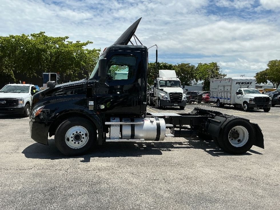 Day Cab Tractor-Heavy Duty Tractors-Freightliner-2019-T12642ST-Medley-FL-203,836\n\t\tmiles-$ 41,500 - Image 4
