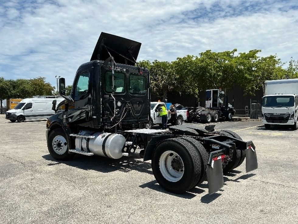Day Cab Tractor-Heavy Duty Tractors-Freightliner-2019-T12642ST-Medley-FL-203,836\n\t\tmiles-$ 41,500 - Image 5