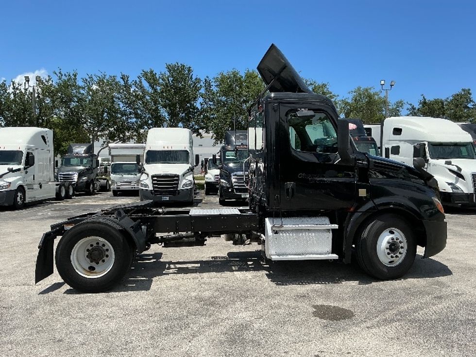 Day Cab Tractor-Heavy Duty Tractors-Freightliner-2019-T12642ST-Medley-FL-203,836\n\t\tmiles-$ 41,500 - Image 8