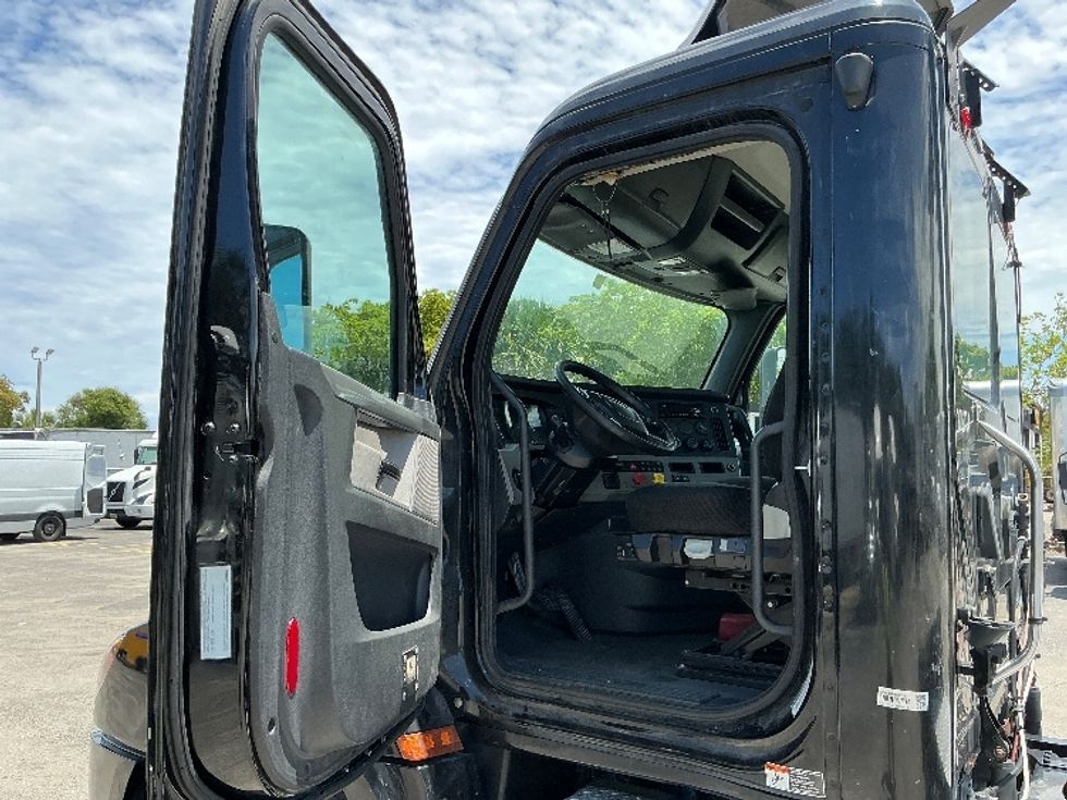 Day Cab Tractor-Heavy Duty Tractors-Freightliner-2019-T12642ST-Medley-FL-203,836\n\t\tmiles-$ 41,500 - Image 9