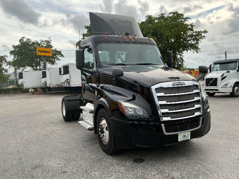 Day Cab Tractor-Heavy Duty Tractors-Freightliner-2019-T12642ST-Medley-FL-205,701\n\t\tmiles-$ 49,500 - Image 1