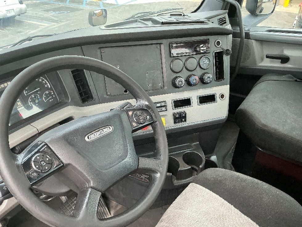Day Cab Tractor-Heavy Duty Tractors-Freightliner-2019-T12642ST-Medley-FL-205,701\n\t\tmiles-$ 49,500 - Image 10