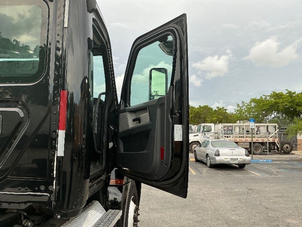 Day Cab Tractor-Heavy Duty Tractors-Freightliner-2019-T12642ST-Medley-FL-205,701\n\t\tmiles-$ 49,500 - Image 12