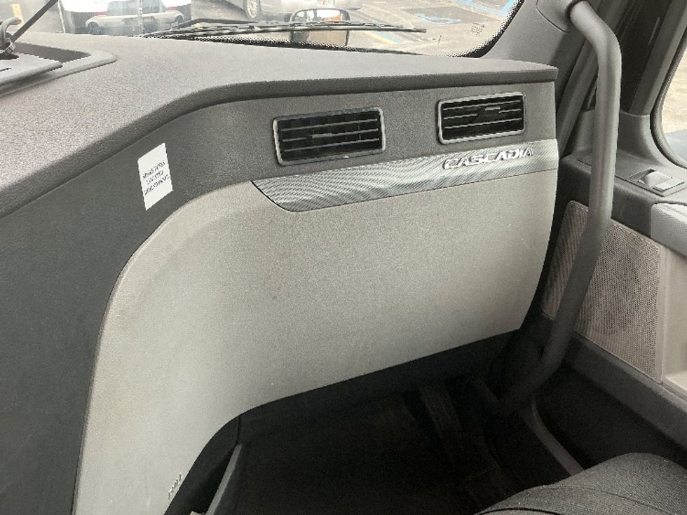 Day Cab Tractor-Heavy Duty Tractors-Freightliner-2019-T12642ST-Medley-FL-205,701\n\t\tmiles-$ 49,500 - Image 13