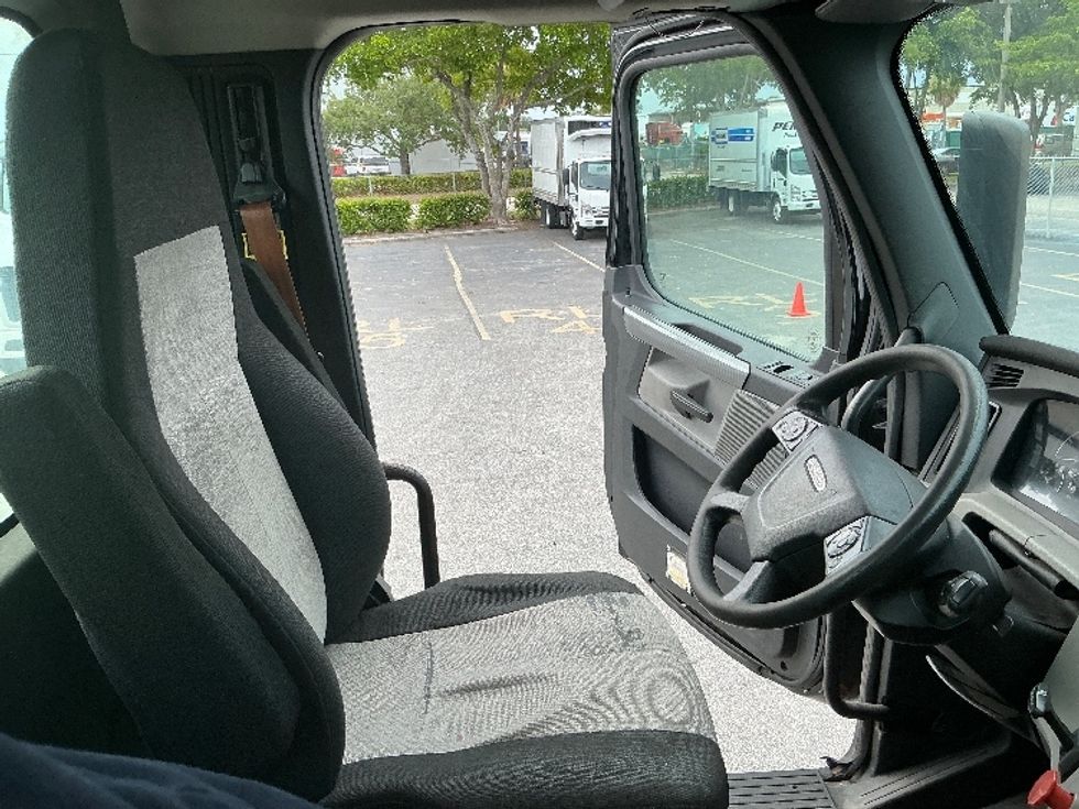 Day Cab Tractor-Heavy Duty Tractors-Freightliner-2019-T12642ST-Medley-FL-205,701\n\t\tmiles-$ 49,500 - Image 14