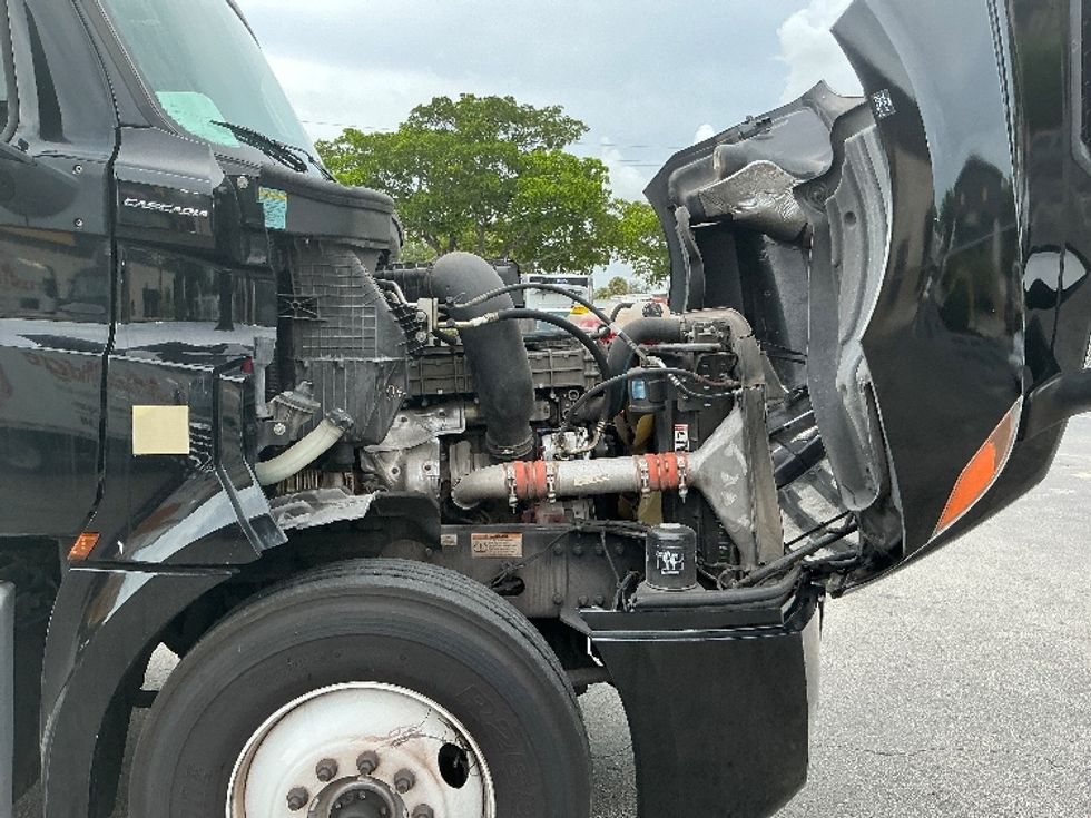 Day Cab Tractor-Heavy Duty Tractors-Freightliner-2019-T12642ST-Medley-FL-205,701\n\t\tmiles-$ 49,500 - Image 15