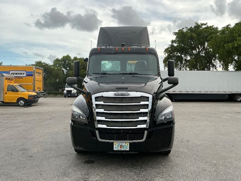 Day Cab Tractor-Heavy Duty Tractors-Freightliner-2019-T12642ST-Medley-FL-205,701\n\t\tmiles-$ 49,500 - Image 2