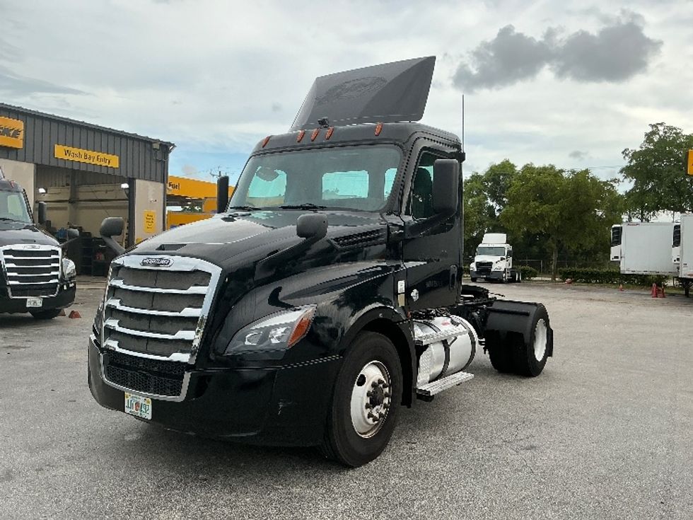 Day Cab Tractor-Heavy Duty Tractors-Freightliner-2019-T12642ST-Medley-FL-205,701\n\t\tmiles-$ 49,500 - Image 3