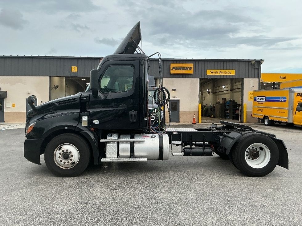 Day Cab Tractor-Heavy Duty Tractors-Freightliner-2019-T12642ST-Medley-FL-205,701\n\t\tmiles-$ 49,500 - Image 4