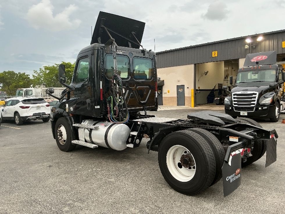 Day Cab Tractor-Heavy Duty Tractors-Freightliner-2019-T12642ST-Medley-FL-205,701\n\t\tmiles-$ 49,500 - Image 5
