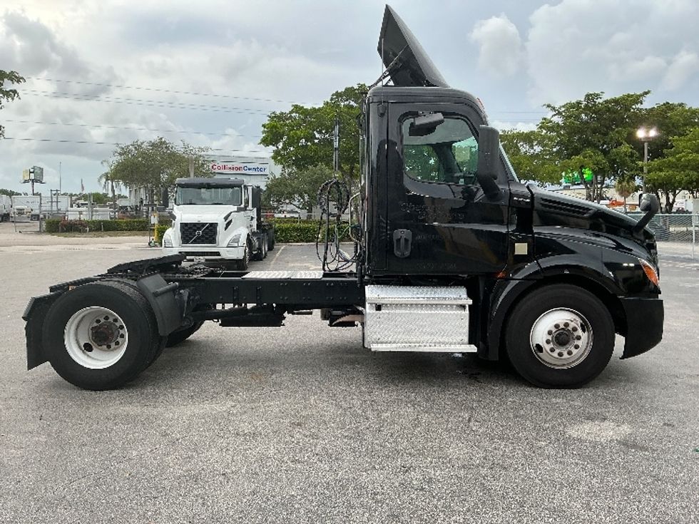 Day Cab Tractor-Heavy Duty Tractors-Freightliner-2019-T12642ST-Medley-FL-205,701\n\t\tmiles-$ 49,500 - Image 8