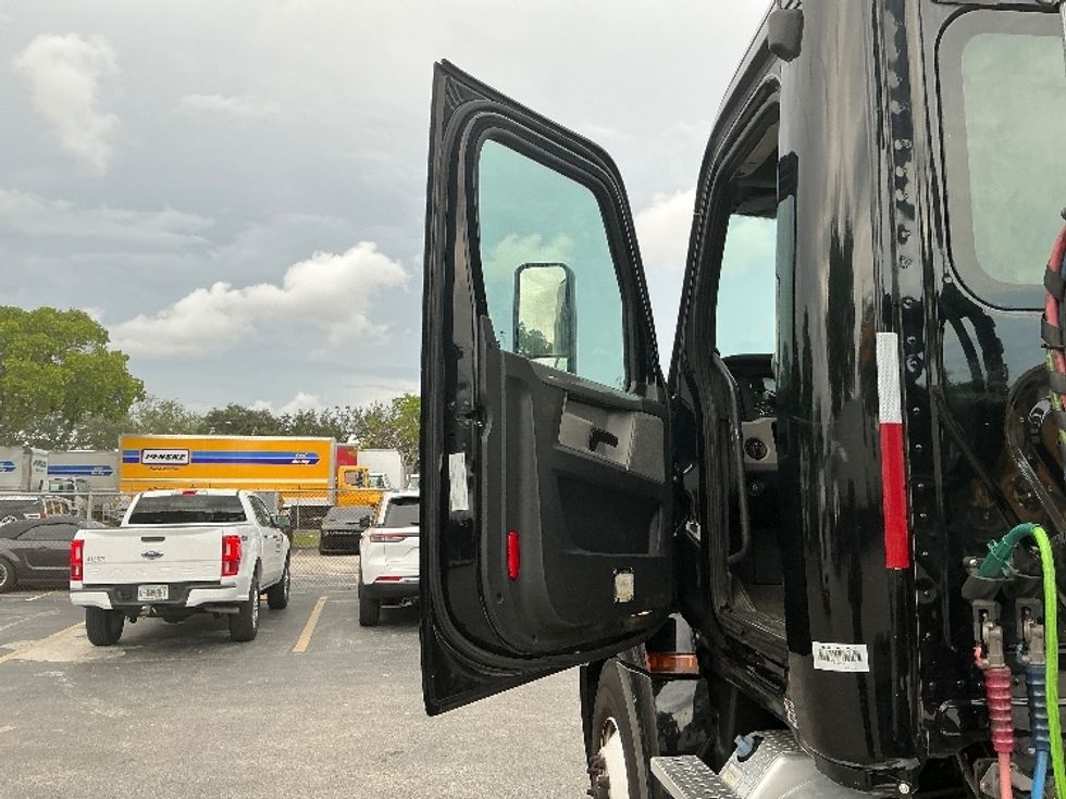 Day Cab Tractor-Heavy Duty Tractors-Freightliner-2019-T12642ST-Medley-FL-205,701\n\t\tmiles-$ 49,500 - Image 9